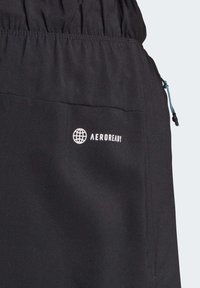 Pantalones cortos deportivos negros con una cinturilla elástica, logo AeroReady en blanco y un bolsillo lateral. Tela suave y transpirable con un acabado mate.