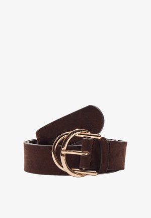 Cintura in camoscio marrone scuro arrotolata con una fibbia doppia in metallo dorato su sfondo bianco.