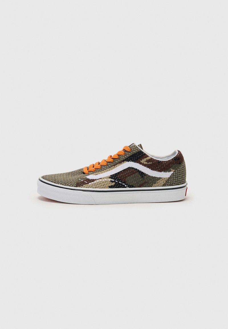 Sneaker con allacciatura in alto, realizzata in mesh a motivo camouflage verde, marrone e nero, con lacci arancioni e suola in gomma bianca.