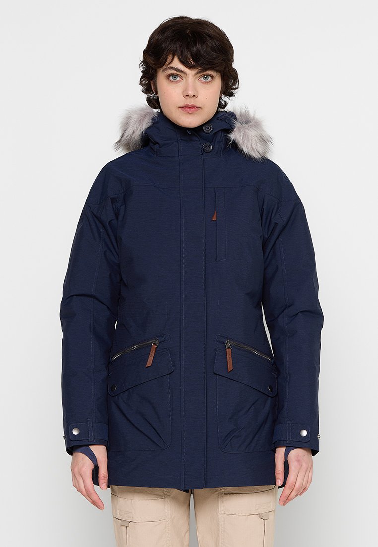 Parka azul marino con capucha de piel sintética, bolsillos con cremallera dobles y detalles de cuero. Presenta un cuello alto y un ajuste estructurado.