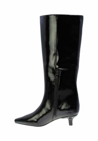 Stivale nero in pelle verniciata, alto fino al ginocchio, con punta appuntita, tacco basso e dettaglio con zip laterale. Texture liscia con una finitura lucida.