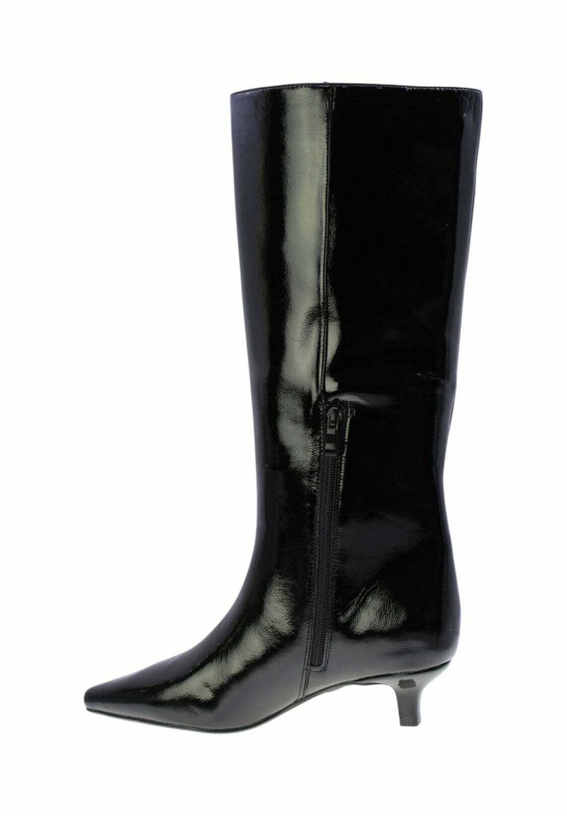 Stivale nero in pelle verniciata, alto fino al ginocchio, con punta appuntita, tacco basso e dettaglio con zip laterale. Texture liscia con una finitura lucida.