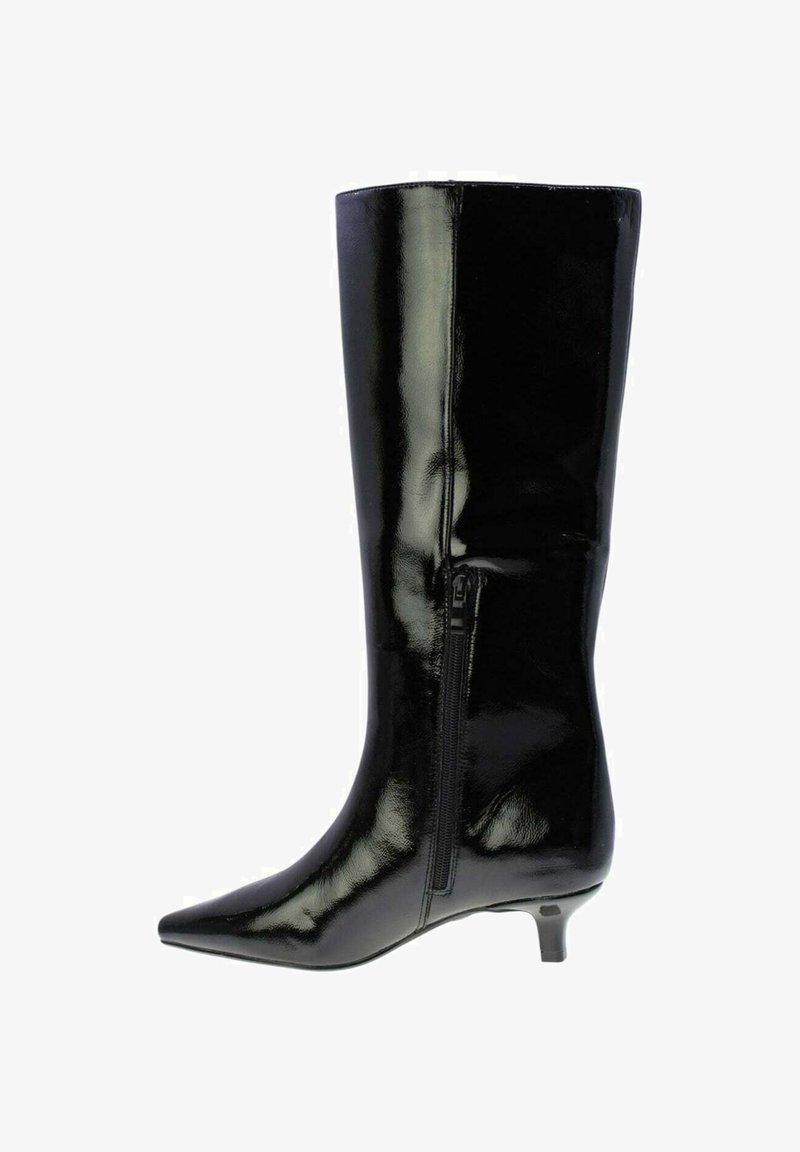 Stivale nero in pelle verniciata, alto fino al ginocchio, con punta appuntita, tacco basso e dettaglio con zip laterale. Texture liscia con una finitura lucida.