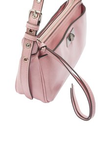 Kompaktowa różowa skórzana torebka na nadgarstek z srebrną zapięciem klamrowym, zamknięciem na suwak oraz przednim metalowym zapięciem na obrót.
