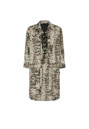 Sukienka koszulowa z długim rękawem w beżowo-brązowy wzór wężowy, czarne wiązanie przy dekolcie, kołnierz i dwie przednie kieszenie naszywane.