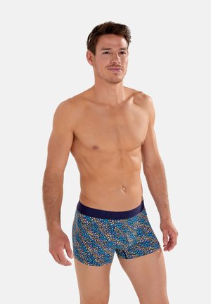 Shorts de bain pour hommes avec un motif abstrait multicolore sur fond marine, fabriqués dans un tissu léger avec une coupe ajustée.