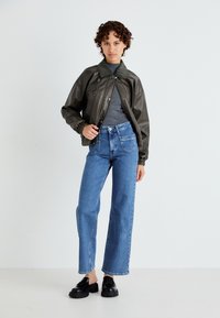 ONLY ONLJUICY LIFE WIDE POCKET - Široke nogavice - medium blue denim