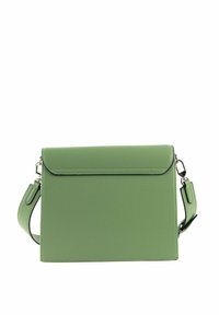 Sac bandoulière vert en similicuir avec un design structuré, une fermeture à rabat et une sangle ajustable. Texture lisse avec des coutures contrastantes.