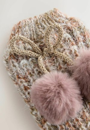 Weicher, gestrickter Hut in Beige- und Hellbrauntönen mit zwei mauvefarbenen, flauschigen Bommel und einer geflochtenen, dekorativen Schleife oben.