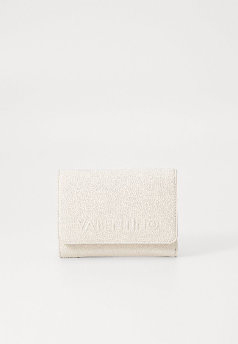 Portefeuille en cuir texturé blanc avec une fermeture à rabat et un logo "VALENTINO" en relief à l'avant. Design rectangulaire compact.