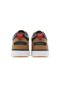 Sneaker marroni e neri con tomaia in morbida pelle, pannelli in rete, suola bianca e linguette rosse sul retro per una facile calzata.