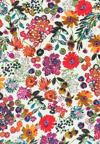 Bunt gemusterter Stoff mit verschiedenen Blumen, darunter große rote, orangefarbene und pinke Blüten, auf einem weißen Hintergrund. Strukturierte Details sind deutlich erkennbar.