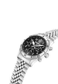Sølv rustfrit stål ur med en sort skive, hvide timemarkører, chronograph underliggende skiver og et tekstureret lenkearmbånd.