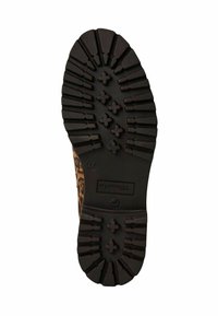 Semelle de chaussure à motif léopard avec un profond relief pour une meilleure traction, matériau en caoutchouc noir, et une marque subtile ; présente un bout rond et un design texturé.