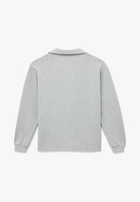 Lichtgrijs overhemd met lange mouwen en een kraag, geribbelde manchetten en een effen achterkant, gepresenteerd tegen een witte achtergrond.