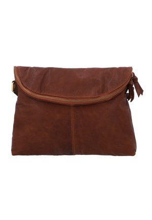 Bruine leren clutch met een omgevouwen klep, ritssluiting en franjes. Zachte textuur en minimalistisch ontwerp.