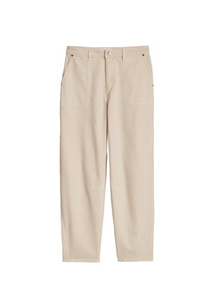 Beige broek met rechte pijpen, riemlussen, knoop- en ritssluiting, en voorzakken, afgebeeld op een witte achtergrond.