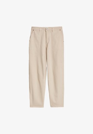 Beige broek met rechte pijpen, riemlussen, knoop- en ritssluiting, en voorzakken, afgebeeld op een witte achtergrond.