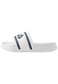 Infradito bianchi con suola in gomma testurizzata, dotate di una larga fascia con accenti blu navy e un logo. Finitura liscia con scanalature orizzontali.