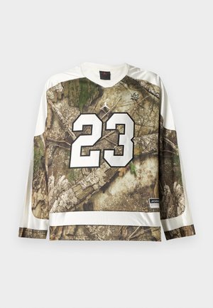 Langarm sportshirt met camouflagepatroon, witte rand, groot nummer 23 in het wit en Jordan merklogo's op de borst en onderkant.