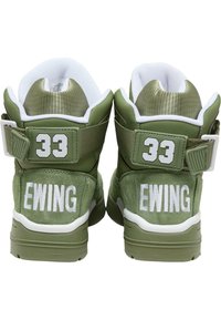Zapatillas altas verdes de ante, con un collar de malla blanca, un audaz "33" en la parte trasera y "EWING" bordado en blanco.