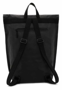 Sac à dos noir avec une finition mate, doté de deux bretelles réglables, d'une poignée supérieure et d'une poche zippée à l'arrière. Design durable et minimaliste.