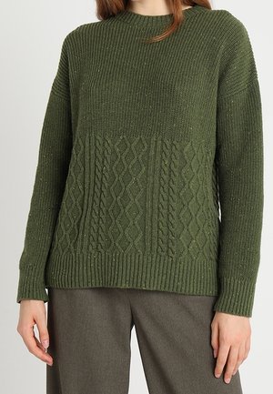Maglione verde oliva con design a coste e a treccia, colletto a giro e maniche lunghe. Tessuto a maglia medio e vestibilità rilassata.