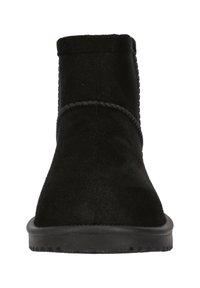 Bottine noire en daim doux avec un design simple, bout arrondi et semelle en caoutchouc ; présente des coutures décoratives le long de l'empeigne.