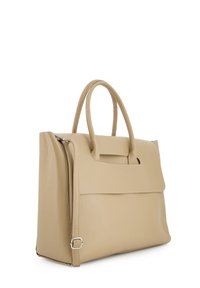 Beige lædertaske med to håndtag, struktureret design, klaplukning og en sidelomme med lynlås. Glat tekstur og minimalistiske detaljer.