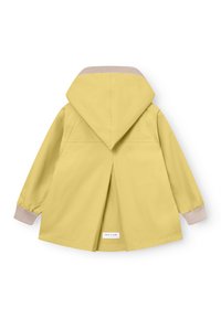 Rumena otroška dežna jakna z ruto, bež rebrastimi manšetami in ovratnikom ter zadnjim gubom za več gibljivosti.