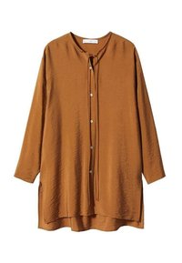 Langsleeve, roestkleurige blouse van gestructureerde stof met een ronde kraag, knoopsluiting aan de voorkant en strikdetail bij de halslijn.