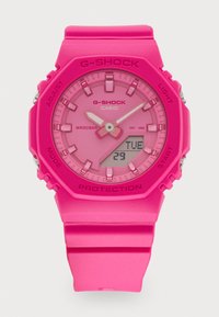 Casio G-Shock pulksteņi spilgtā rozā krāsā ar apaļu digitālo displeju, silikona siksniņu un ūdensizturību līdz 20 bāriem.