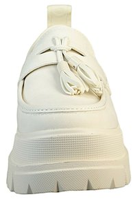 Białe sneakersy z teksturowaną gumową podeszwą, gładkim górnym materiałem, dekoracyjnymi sznurowadłami oraz wzmocnioną pętelką na pięcie. Minimalistyczny design.
