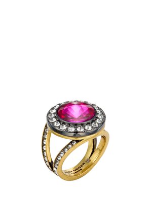 Bague en or ornée d'une grande pierre précieuse rose entourée de cristaux transparents, avec un design de bande torsadée et une texture lisse.