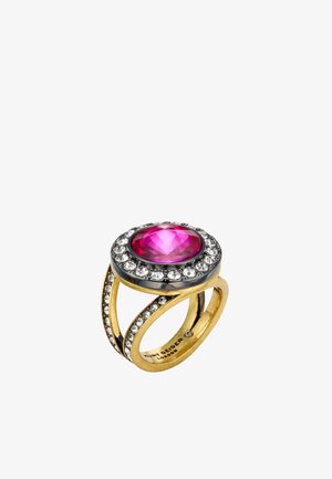 Złoty pierścionek z dużym różowym kamieniem szlachetnym otoczonym przez przezroczyste kryształy, z designem skręconego brzegu i gładką fakturą.