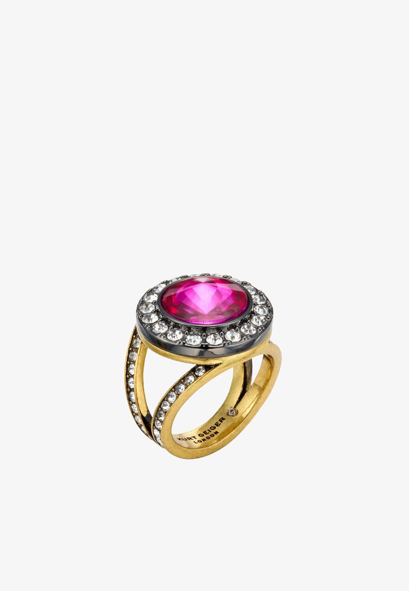 Złoty pierścionek z dużym różowym kamieniem szlachetnym otoczonym przez przezroczyste kryształy, z designem skręconego brzegu i gładką fakturą.