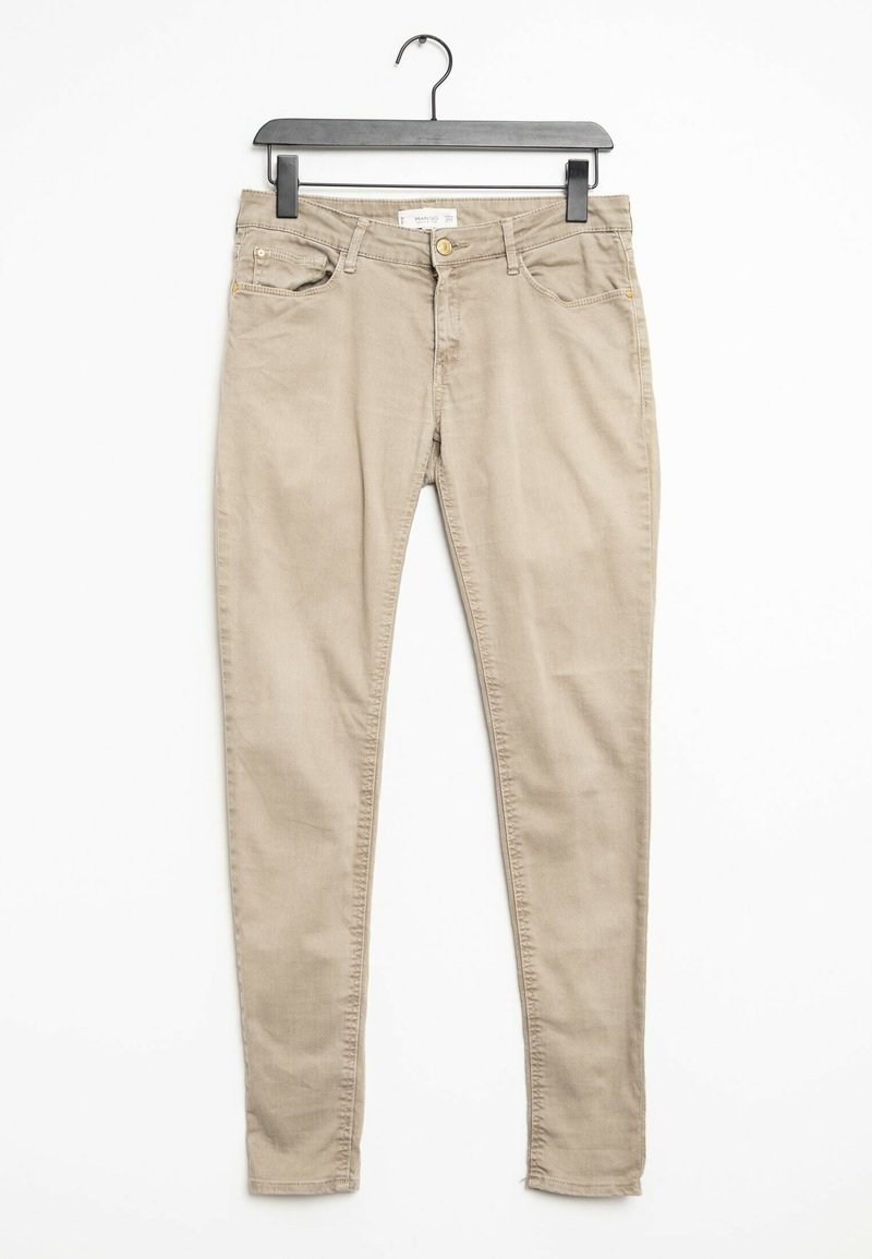 Jeans ajustados en tono beige con cierre de botón, cinco bolsillos y una textura suave. Presentan detalles de costura y un dobladillo limpio.