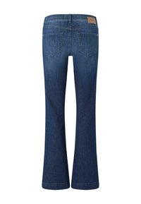 Un jean évasé bleu foncé présente un design classique à cinq poches et une étiquette en cuir à l'arrière de la taille. Le matériau en denim est doux et a une texture lisse.