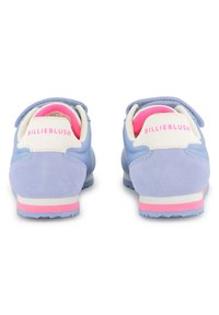 Chaussures de sport bleu clair avec une texture en suède, des accents blancs, une doublure intérieure rose et le logo "BILLIEBLUSH" sur le talon.