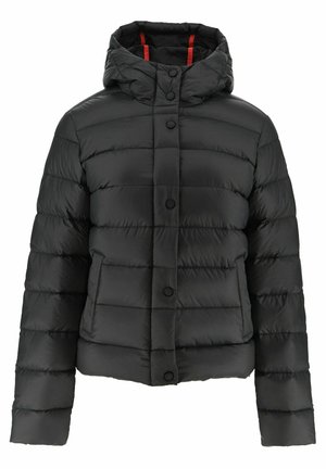 Giacca a vento nera con cappuccio, caratterizzata da un design trapuntato, bottoni a pressione e tasche laterali. Foderata con tessuto rosso all'interno del colletto.