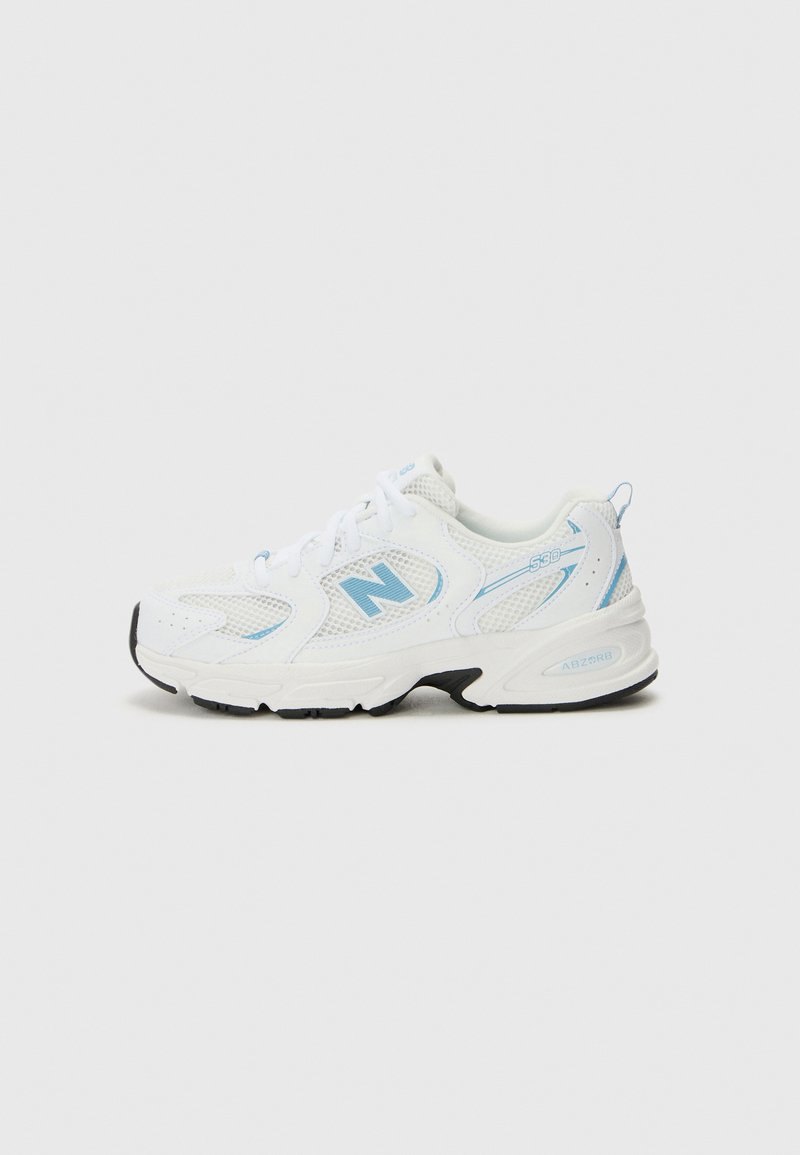 Chaussure de sport blanche avec des accents bleus, en matériau en maille, de forme arrondie, à lacets et avec une semelle en caoutchouc noire. Présente un logo sur le côté et le talon.