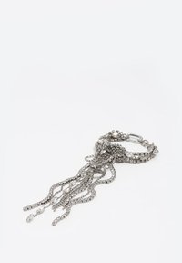 Bransoletka w srebrnym odcieniu z wieloma kaskadowo układającymi się rządami połączonych kryształków i fasetowanych akcentów, z zapięciem na klamrę.