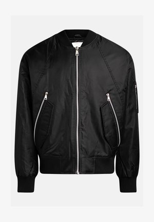 Svart bomberjakke med glidelås foran, ribbestrikkede mansjetter og to diagonale glidelåslommer med en glatt, blank overflate.