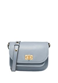 Bolso cruzado de piel azul claro con cierre de solapa y herrajes dorados. Presenta una forma estructurada y una correa removible para mayor versatilidad.