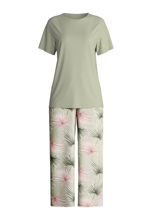 Haut à manches courtes vert clair associé à un pantalon court arborant un motif de feuilles de palmier roses et grises sur un fond beige.