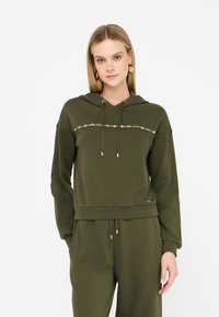 Felpa con cappuccio verde oliva in tessuto morbido, caratterizzata da una linea decorativa di piccole gemme sul petto e dettagli con cordoncino.