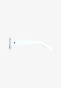 Bílé obdélníkové sluneční brýle s tlustým rámem a elegantními nožičkami. Skla jsou mírně tónovaná. Design je minimalistický a moderní.