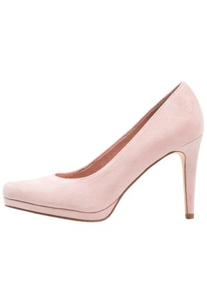 Pompe en daim rose avec un bout arrondi, texture lisse et un talon stiletto haut. Dispose d'une plateforme subtile pour plus de confort.