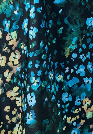 Tkanina s kvetinovým vzorom, ktorá obsahuje rôzne odtiene modrej, zelenej, žltej a čiernej farby s jemnou, textúrovanou povrchovou úpravou a živými farbami.