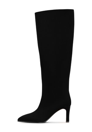 Bota negra hasta la rodilla, hecha de un material suave, con punta afilada y tacón delgado. Presenta un diseño sin costuras y sin herrajes visibles.